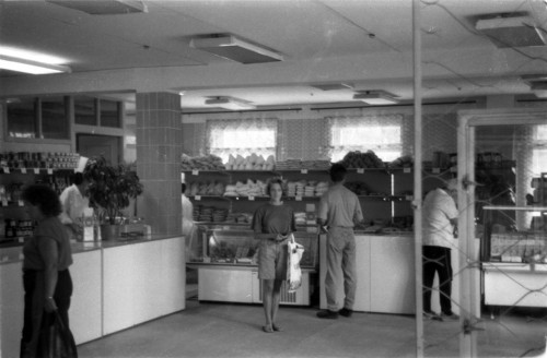 Продуктовый магазин на 1 этаже торгового комплекса на Вахтангова в 90-е г.г. 20 века.