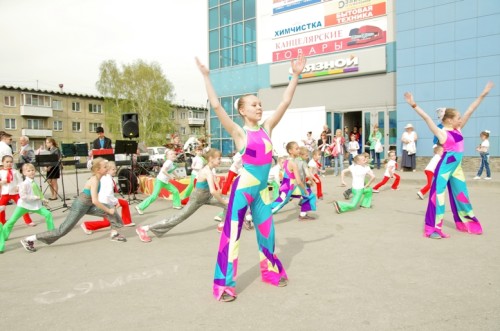 Зажигательные танцы студии современного танца "Маяк" и детского балета "Белоснежка" (руководитель - С.Никитенко)