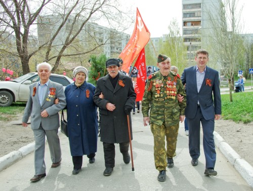 Возглавили шествие участник Великой Отечественной войны и труженики тыла