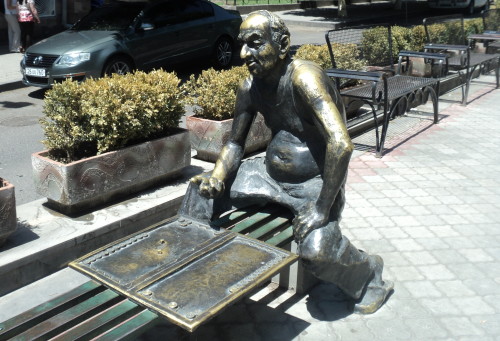 Памятник игроку в нарды в Ереване